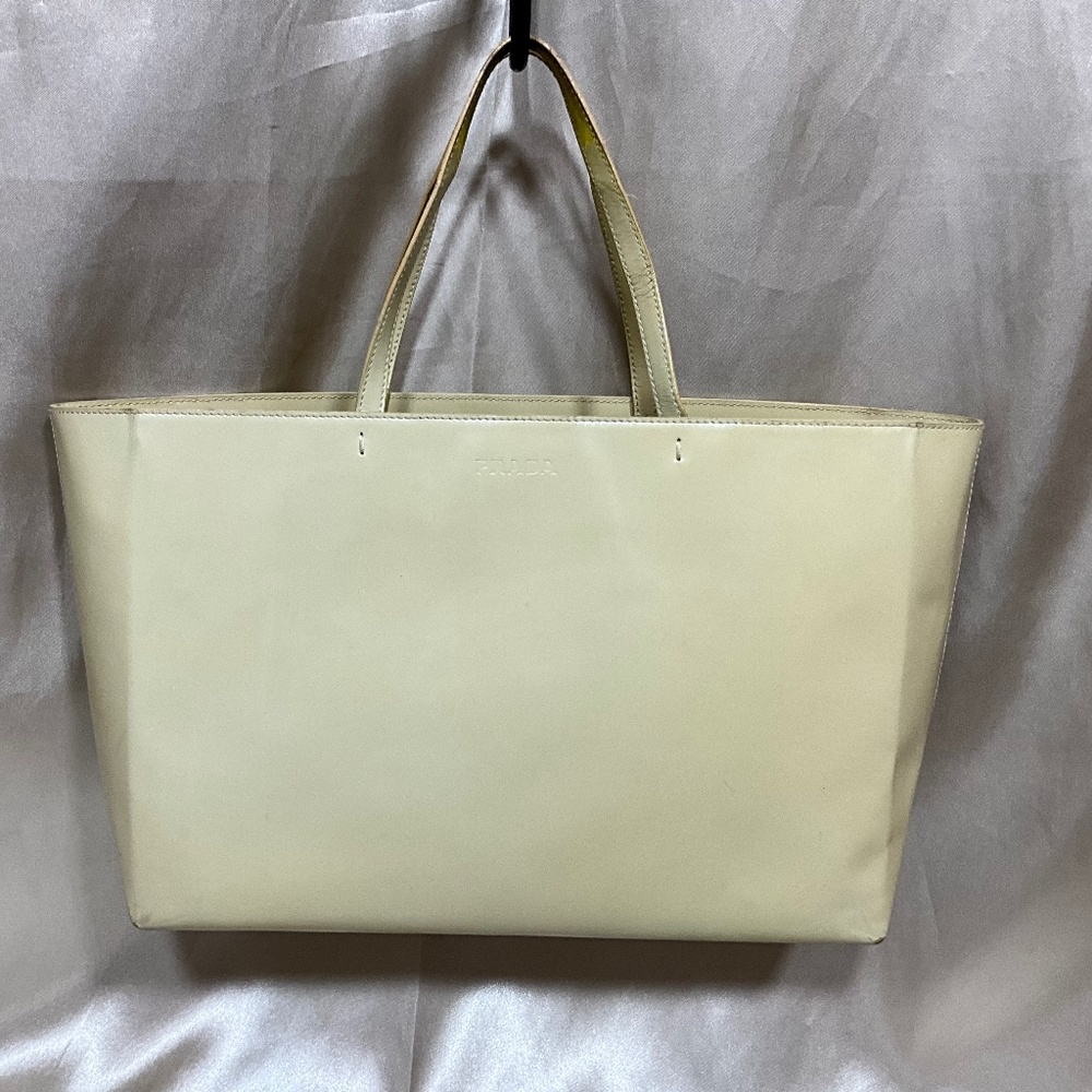 Prada Cream patent leather hand/tote bag.   83-H5Cb